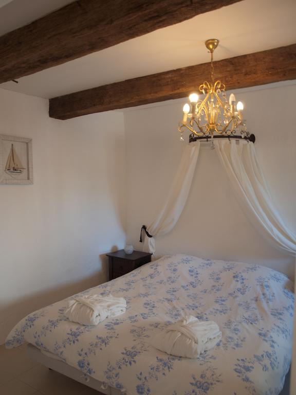 Gites Les Neuf Cerisiers Mascaras Habitación foto